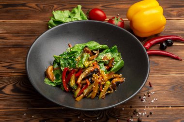 Kızarmış tava sebzeleri: patlıcan, havuç, mantar, kabak, kırmızı soğan, soya lahanası ve teriyaki sosunda kızartılmış ıspanak yaprakları.