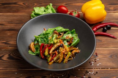 Kızarmış tava sebzeleri: patlıcan, havuç, mantar, kabak, kırmızı soğan, soya lahanası ve teriyaki sosunda kızartılmış ıspanak yaprakları.