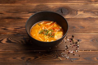 Sebzeli baharatlı tavuk çorbası ve tamagoyaki.