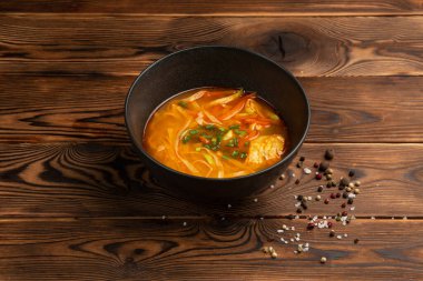 Sebzeli baharatlı tavuk çorbası ve tamagoyaki.