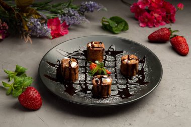 tatlı rulo - çikolatalı gözleme, çilek, muz, portakal, tereyağı kreması