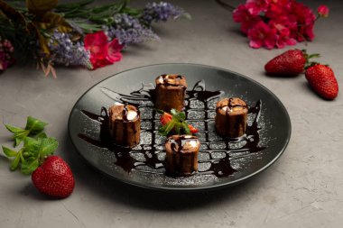 tatlı rulo - çikolatalı gözleme, çilek, muz, portakal, tereyağı kreması