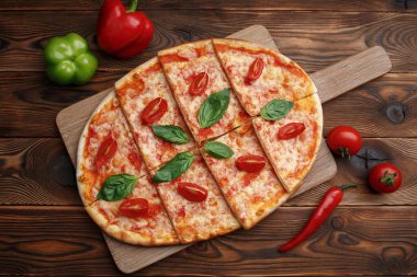 Domatesli pizza, mozzarella ve tartar soslu.