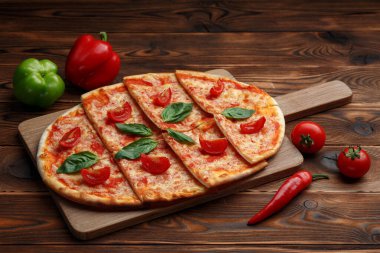 Domatesli pizza, mozzarella ve tartar soslu.