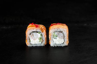 Koyu bir arkaplanda iki rulo yakın çekim