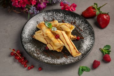 Muzlu-çikolatalı gözleme ruloları bir tabakta