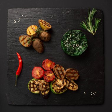 Kara tahtada chuka salatası ve fırında sebze.