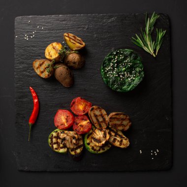 Kara tahtada chuka salatası ve fırında sebze.