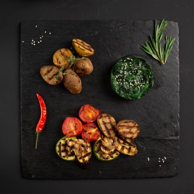 Kara tahtada chuka salatası ve fırında sebze.