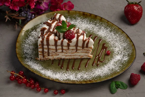 Mandelmillefeuille-Eiskuchen mit Mandeln und Beeren — Stockfoto