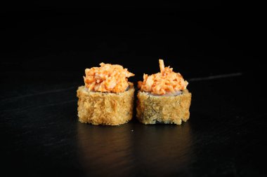 Karanlık bir arka planda bir çift rulo Tokyo yakın çekim