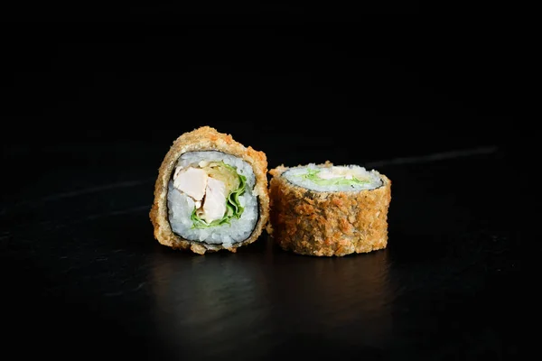 Par de rollos tempura primer plano sobre un fondo oscuro —  Fotos de Stock