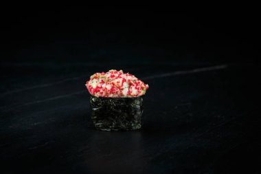 Japon mutfağı tek Gunkan muki ebi: ince doğranmış kaplan karidesleri tobiko havyarı, avokado