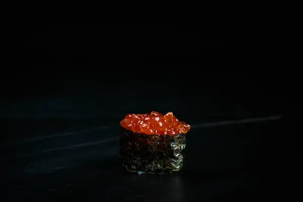 Japon mutfağı. Kırmızı havyarlı tek Gunkan ikura. — Stok fotoğraf