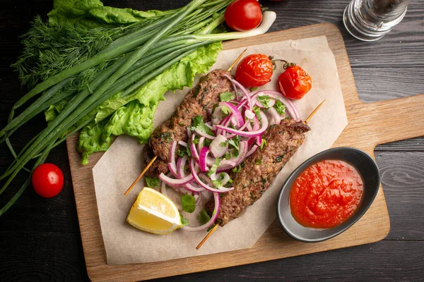 Soğanlı, yeşillikli, ketçaplı ve limonlu şiş kebap.