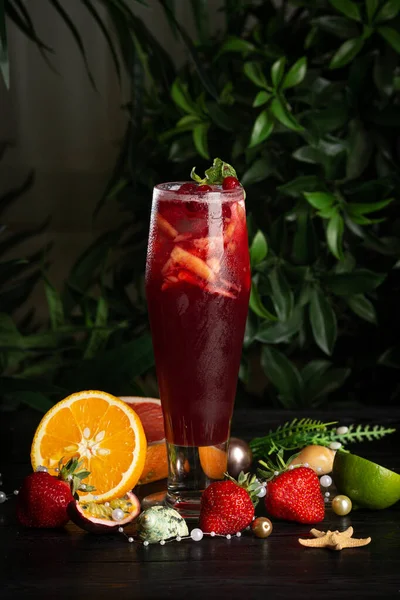 Limonade met veenbessen en citrusvruchten in een hoog glas — Stockfoto