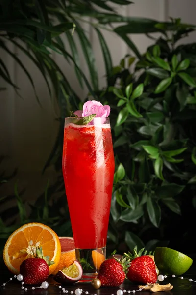 Aardbeienlimonade in een groot glas en fruit — Stockfoto