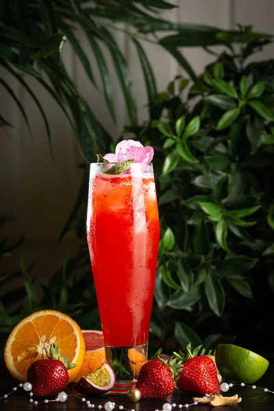 Aardbeienlimonade in een groot glas en fruit — Stockfoto