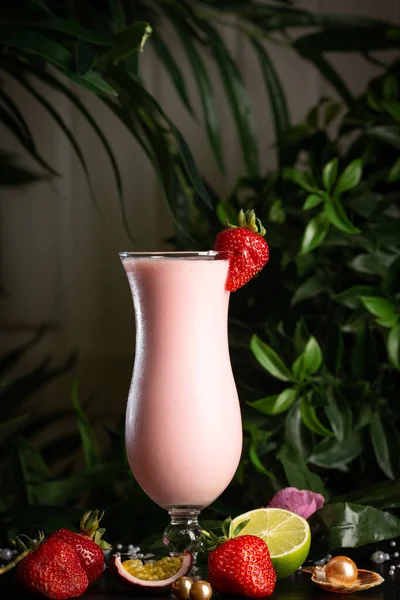 Batido de morango em um copo alto decorado com uma flor — Fotografia de Stock