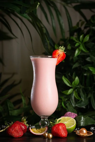 Batido de morango em um copo alto decorado com uma flor — Fotografia de Stock