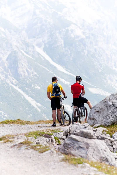 Couple Friends Bikes High Mountains — Stock Photo, Image