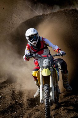 toprak yolda motokros yarışı