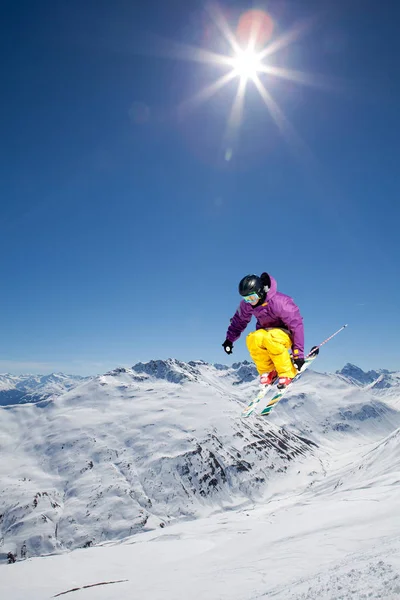 Saut Ski Sur Piste Dans Neige Fraîche — Photo