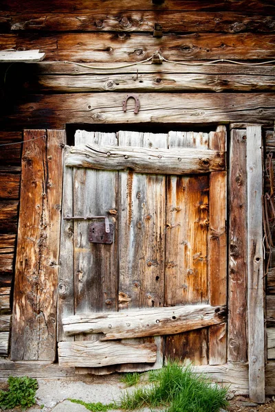Dörr Antika Valtellinese Lada Stockbild