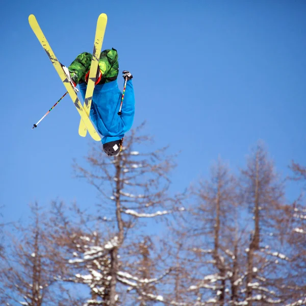Esquiador Freestyle Nieve Fresca —  Fotos de Stock