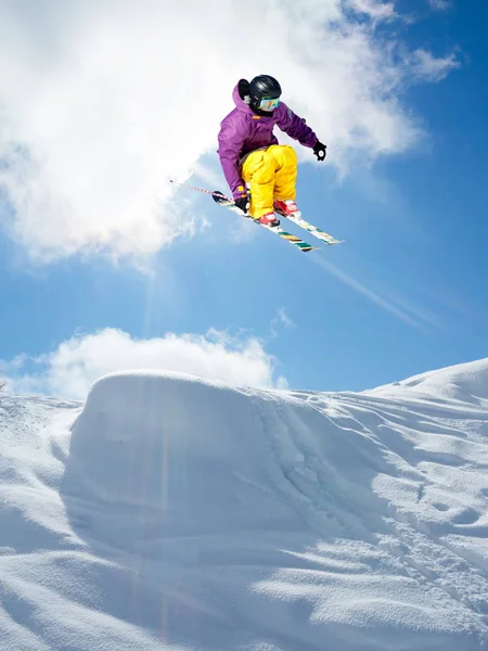 それヴァルマレンコでジャンプ スキー — ストック写真