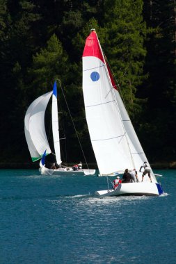 dağ gölü ayında Yelkenli