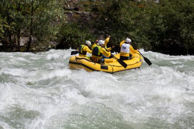 kadın rafting takım içinde hareket