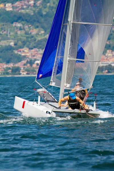 Regatta Katamaraanilla Järvellä — kuvapankkivalokuva