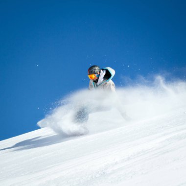 eylem içinde taze kar snowboard
