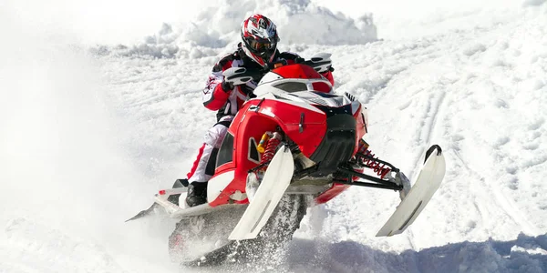 Salto Con Motoslitta Nel Paesaggio Invernale — Foto Stock