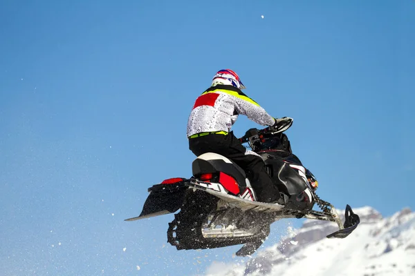Salto Com Snowmobile Paisagem Inverno — Fotografia de Stock