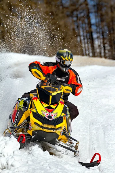 Στα Ύψη Snowmobile Στην Φρέσκο Χιόνι — Φωτογραφία Αρχείου