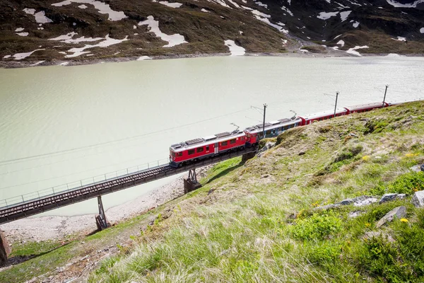 Bernina Pass Roter Zug Schweiz lizenzfreie Stockfotos