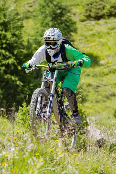 Motociclista Gravedad Los Alpes — Foto de Stock