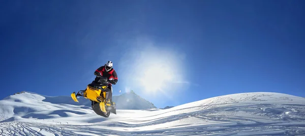 Schneemobil Den Alpen — Stockfoto