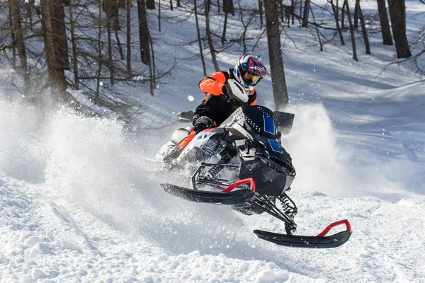 Hombres Acción Con Moto Nieve — Foto de Stock