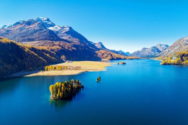 Engadine - İsviçre - göl Sils - sonbahar havadan görünümü 