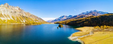 Engadine - İsviçre - göl Sils - sonbahar havadan görünümü 