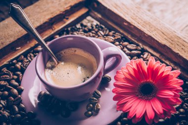 Çiçekli bir fincan kahve.