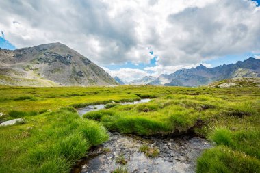 akış yüksek dağlarda