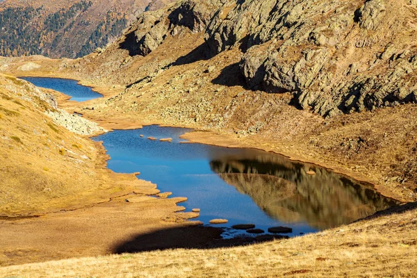 Val Viola 博尔米奥 紫百合山口附近的池塘全景 — 图库照片