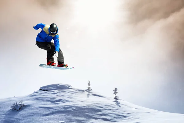 Saltar Com Snowboard Neve Fresca — Fotografia de Stock