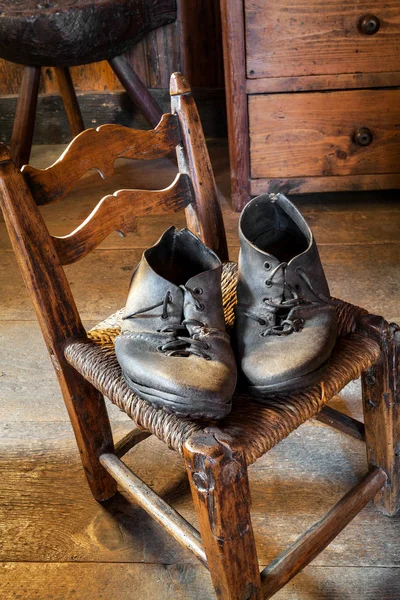 Old Shoes Wooden Chair — Stock Photo, Image