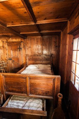 altellina (BT) - eski oda ahşap kaplı.