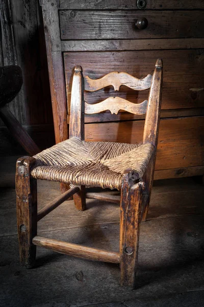 Çocuklar Için Antika Ahşap Sandalye — Stok fotoğraf
